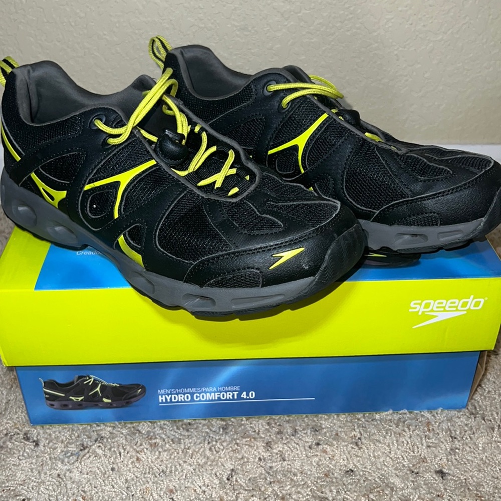 Speedo men’s shoes very comfortable athletic shoes, black n yellow neon , size 9